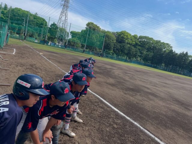 5/11

１年生は近隣でのオープン戦でした。2試合ともサヨナラ負けで一点の重みを味わう1日になったと思います。

4月から一緒に活動している18人が、少しずつチームらしくなってきました。厳しいことを言われることも増えてきますが、声をかけ合いながら乗り越えていこう！

#接戦でしか味わえない緊張感
#着替えを忘れてバスに乗せてもらえなかった人
#走ってたはずが
#なぜか道具車に