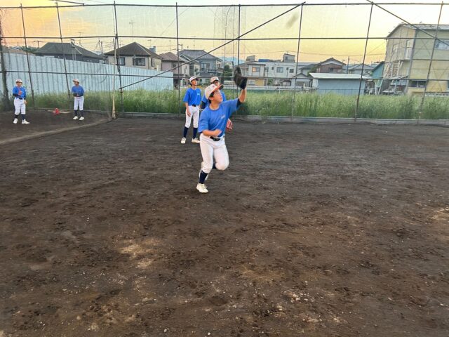 5/13

本日もナイター練習です。だいぶ日が長くなってきました。熱中症に気をつけながら活動しましょう！

野球を上達させるには身体全体の動かし方を学びつつ、打つ、投げるなどの野球に特有の動きを繰り返し習得する必要があります。

土日に加えて火木もモチベーション高く一球に向き合いましょう！

#平日練習
#中学硬式野球
#少年野球