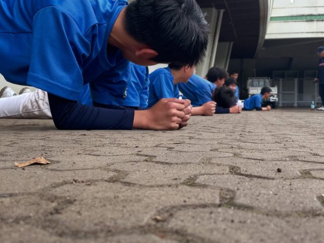 5/17

大会前の貴重なオープン戦が残念ながら中止となってしまいました。切り替えて、半日身体を動かしています。

トレーニングメニューと、ボールを扱うメニューと、ダッシュ系のメニューと、できるメニューに取り組みました。

練習終わりの監督からのミーティングでは、37期辻くん(自主練狂)の話題になりました。

特に下級生の自主練習の意識をもっと改善する必要があるという話です。

活動時間外での練習意識をもっともっと高めていきましょう。今日の午後も有意義に時間を使いましょう！

明日は1.3年生が麻溝台での練習。
2年生は相模原市内でのオープン戦です。

#雨天練習
#自主練習大事