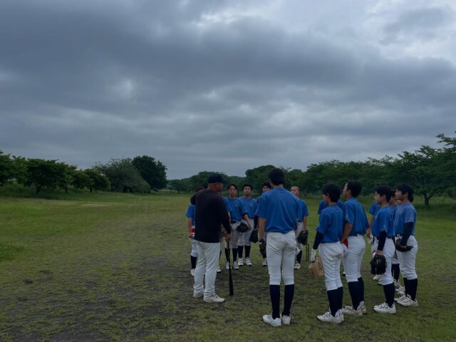 5/25

雨が止んだ午後から活動しました。2年生は河川敷のグラウンドで内外連携とロングティーを中心に練習しています。

学年ごとに動ける日も多くないので、こういう日に声をかけながら信頼関係を作っていきましょう！

#チーム駒谷