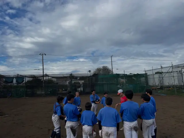 10月5日(日)

40期生は麻溝台グラウンドでの練習でした。基礎練から始まり、昨日の試合の反省をいかした実戦練習も行いました。

宿泊遠征や試合を経験できているので、自主練のメニューも意図を感じられていいですね！

#今日だけでだいぶ上手くなった子が何人も
#稲葉先輩のワンポイントアドバイスのレベルが高い