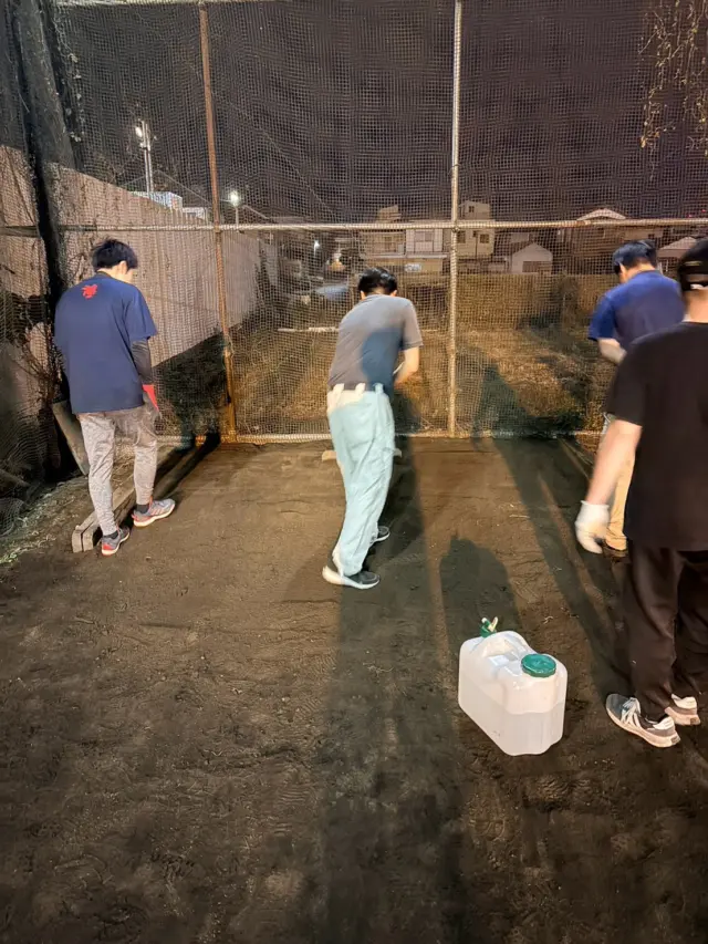 10月10日(金)

副代表立会のもと、お父さん方に麻溝台グラウンドの「マウンド復活施工」第一弾を実施していただきました。

第二弾もあるとのことで、期待してしまいますね！39期キャプテンもお手伝いしてます。

環境を整えていただいたお礼は、まず言葉で伝え、プレーで見せましょう！

明日はあいにくの雨予報で遠征は中止となりましたが、マウンドが文字通り雨降って地固まると良いですね！

#マウンド復活施工第一弾