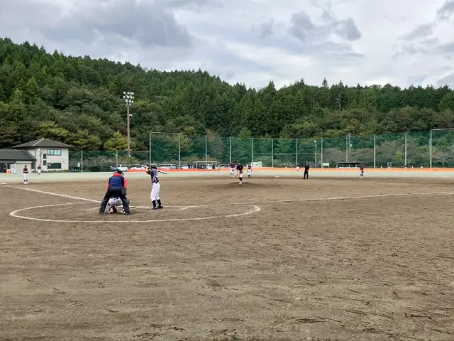 10月13日(月)

鳥屋グラウンドで終日オープン戦を行いました。計4試合、たくさんの経験を積めました。

1試合目のスタメンに2人の一年生の名前が入りました。

2試合目のメンバーも悔しさをバネにして非常に集中したプレーが連発しました。

1年生は9人で2試合を戦いました。伸び代だらけなのでまだまだ練習あるのみです！

三連休の疲れをとって、また木曜日から頑張りましょう！

#急所にくらった櫻川選手と吉岡コーチ
#三連休お疲れの人