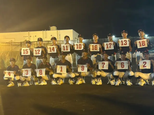 10月18日(土)

鳥屋グラウンドから戻った後はリスト杯の背番号配布でした。

2年生はもちろん全員メンバー入り。ただ悔しい思いをしている選手は多いはずです。誰が試合に出るかはまだまだわかりません。最後まで競走して、ベストメンバーで勝ちに行きましょう！

1年生は2人が一桁番号でのベンチ入り。下級生らしく思い切りプレーしてほしいですね。

メンバーに入らない1年生もいます。確かにベンチに入ることは大切ですが、この時期に試合に出る可能性が低いのに大会に帯同するよりは、たくさんボールに触れた方がいいです。たくさんバットを振った方がいいです。

「あのとき留守番してよかった」と思えるように、練習しましょう！

#背番号もらった子だけで撮る写真
#毎回心が痛む
#背番号は期待の表れというけれど
#1桁だろうが2桁だろうがベンチ外だろうが
#全員に期待しまくっている