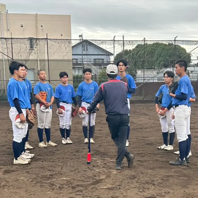 10月19日(日)

引退した中3生も、人数が集まったのでポジションについての練習を行うことができました。

雨でマシンバッティングをできなかったのが残念でした。

アップを見ると、身体を動かしている選手、日々バットを振っている選手はすぐにわかりますね。

そろそろ大事なテスト期間、それが終わると愛川ボーイズさんと合同で交流試合を行います。

あっという間に4月入学になるので、残り5ヶ月を大事に使いましょう！