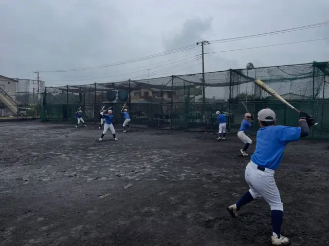10月25日(土)

雨の中、麻溝台グラウンドで半日練習でした。水捌けの良い麻溝台でもだいぶ水が浮いていたので、スペースを活用して、短い時間での練習です。

明日も雨予報ですが、こういう時にミーティングやトレーニングなど、できることを一所懸命やっていきます！

#雨天練習
#充実した午前中