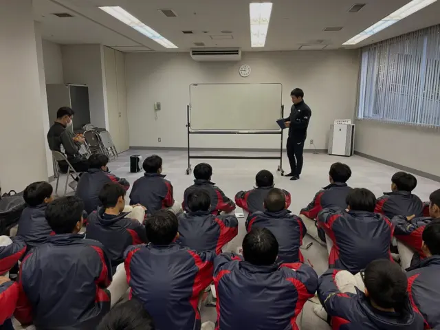 10月26日(日)

２日続けて雨ですが、屋根下で身体を動かし、ブルペンで投げ込み、会議室で高校野球を教材に学び、ものすごく充実した半日でした。

良いプレーを頭でイメージしておくことも大事です。選手のみんな、もっともっと野球を見よう！！

#走塁講習
#雨天練習