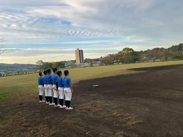 11月2日(日)

相模原っ子はテスト前です。座間や大和、町田から来ている子たちがその分濃密な練習をできています。

写真を見ると、午前中だけ練習参加した相模原っ子もいますね。ボーイズリーグの大事な大会は、大事な定期テストにかぶさってきます。

日頃の文武両道が試されます。明日、まずは一つ勝って、フルメンバーで戦える2戦目に繋ぎましょう！

#少人数の日に駆けつけるOB
#格の違いを見せつけるロングティー